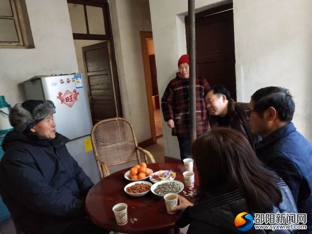图为陈善斌(右一)一行在退休干部李国斌家走访慰问