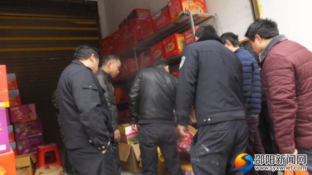 (检查组在烟花爆竹专卖店检查)