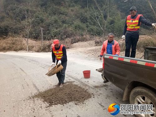 养护人员正在S218线填补坑凼