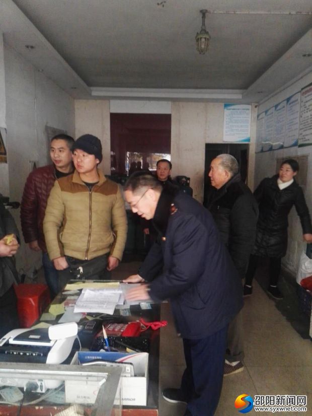 执法人员正在对液化气站开展安全隐患专项执法检查