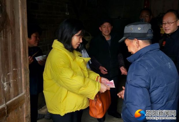 就业服务局的工作人员为贫困户送上慰问金