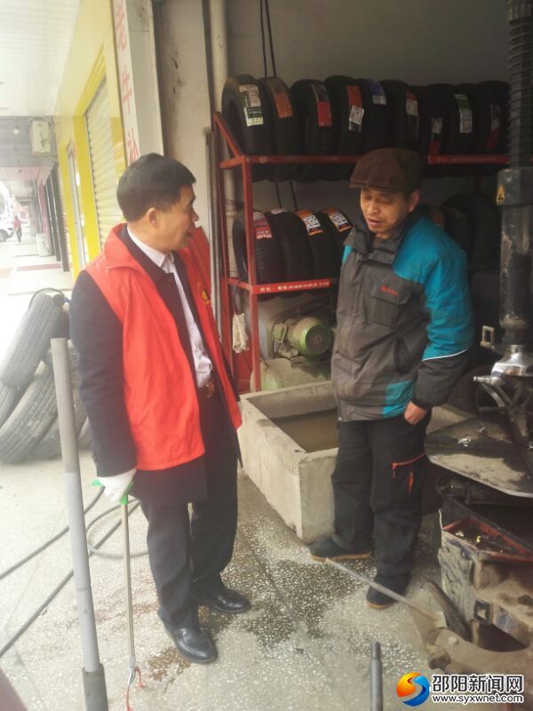校长黄跃群向门店宣传禁炮政策