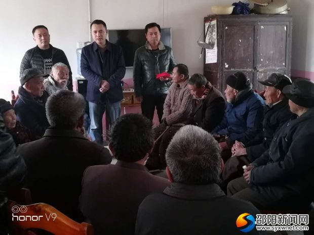 北塔区茶元头街道主要负责人看望慰问沐三敬老院孤寡老人