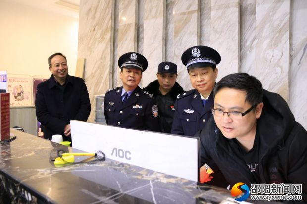 谭学军(右二)一行在宾馆检查实名制登记情况_副本