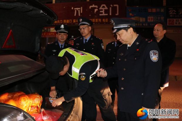 谭学军一行在清查过往车辆安全隐患情况_副本