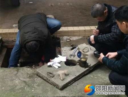 大年三十,工作人员在雍翠豪苑维修管道。