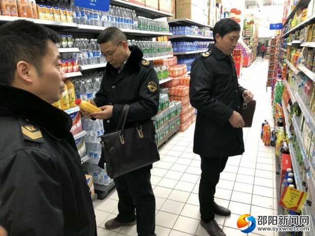 执法人员在超市巡查