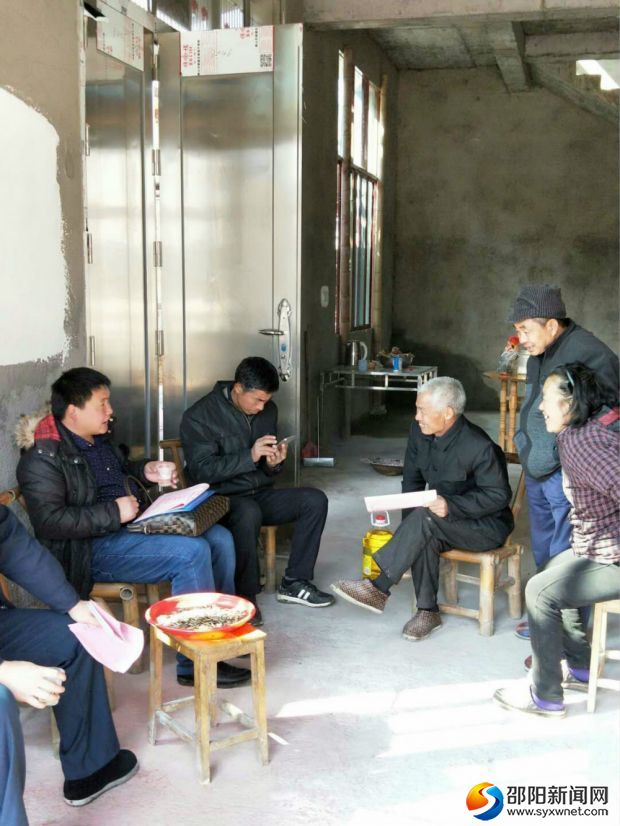 帮扶队员与贫困群众促膝长谈
