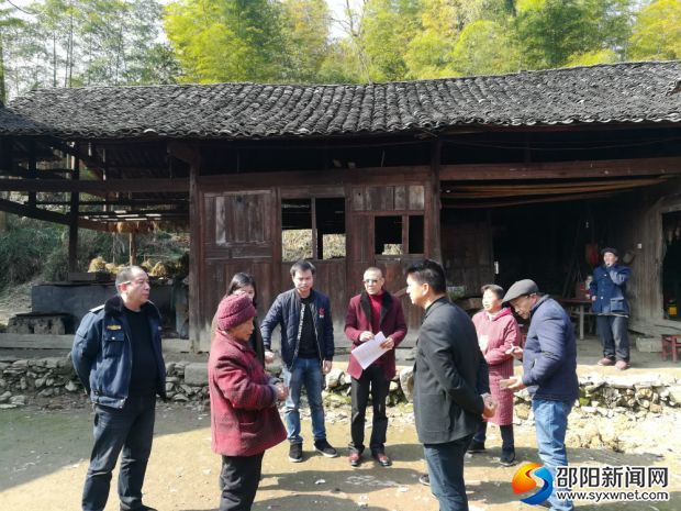 帮扶队员与贫困群众亲切交谈