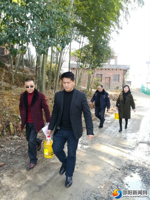 帮扶队员为贫困群众送来慰问物资