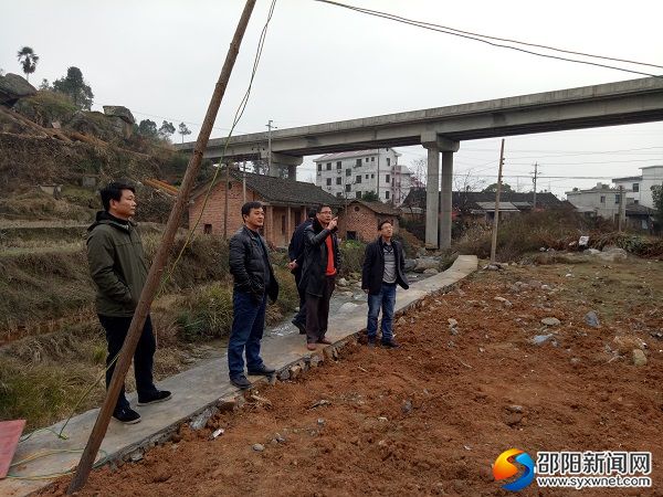 实地考察村部建设情况