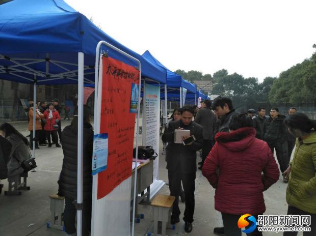 工作人员为求职者答疑
