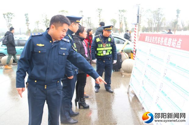 公共汽车各线路站点指示牌方便了旅客出行