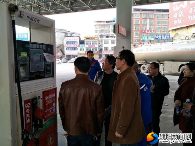 商务局工作人员检查加油站_副本