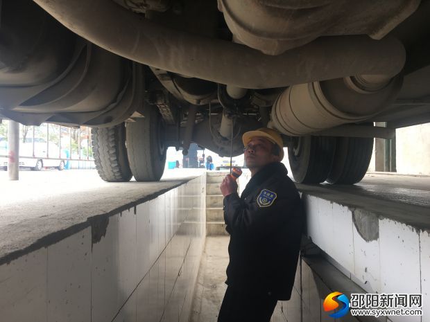 例检员王辽东检视客车传动系统