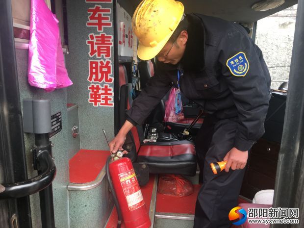 例检员王辽东检查客车随车灭火器使用情况
