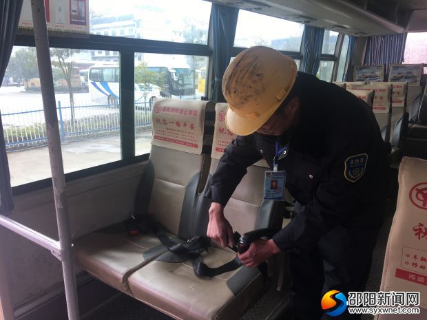 例检员王辽东检查客车安全带使用情况