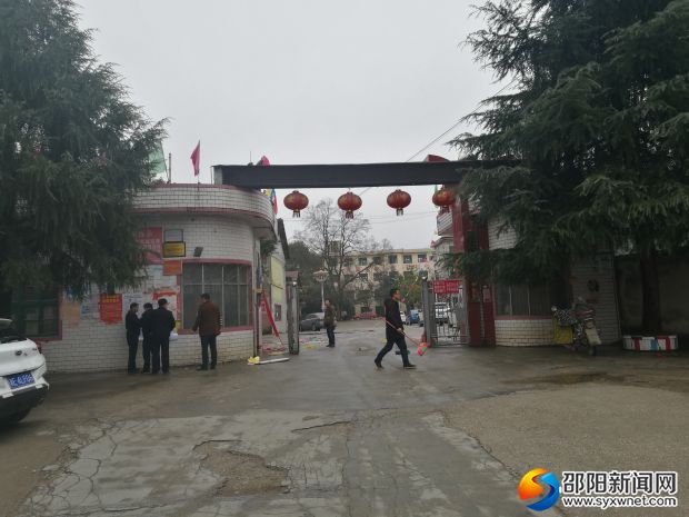 全体教职工卫生大扫除喜迎新学期