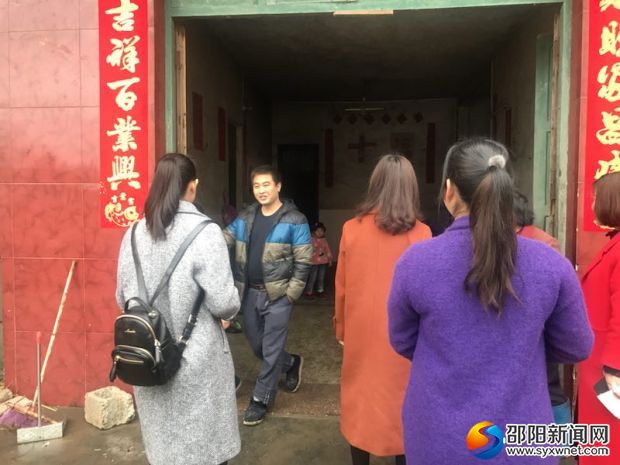 看到老师家访,家长热情地出来迎接