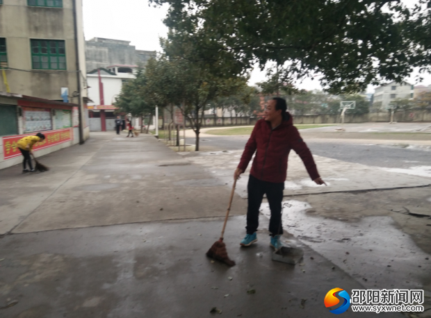 尹老师正在劳动