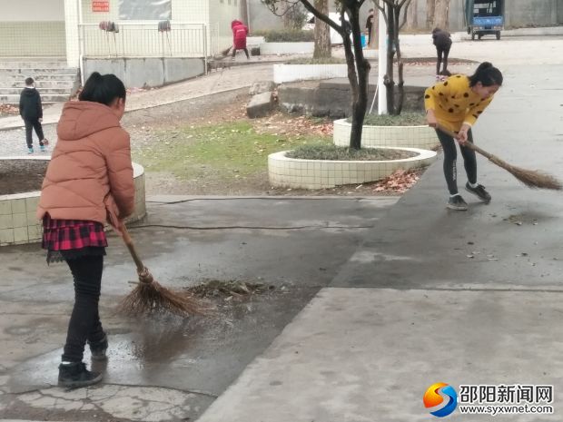 正在忙碌的学生
