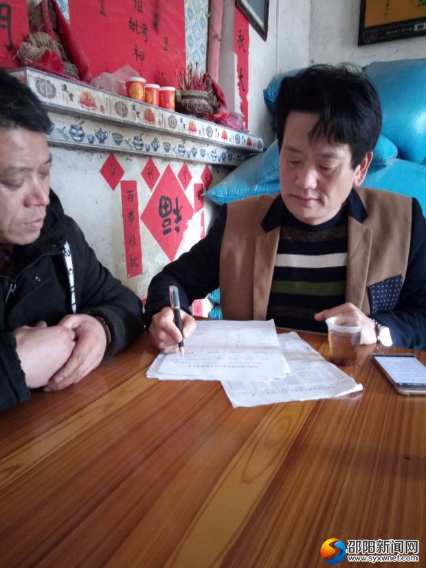 (图为现场下达整改通知书)