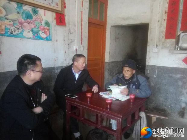 走访群众调查健康扶贫情况