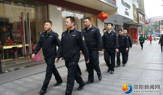 市容5中队正在进行街道巡查