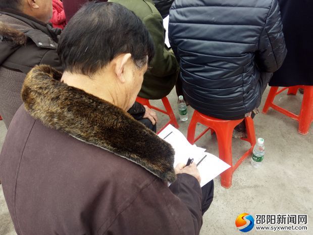 党员正在认真地做笔记