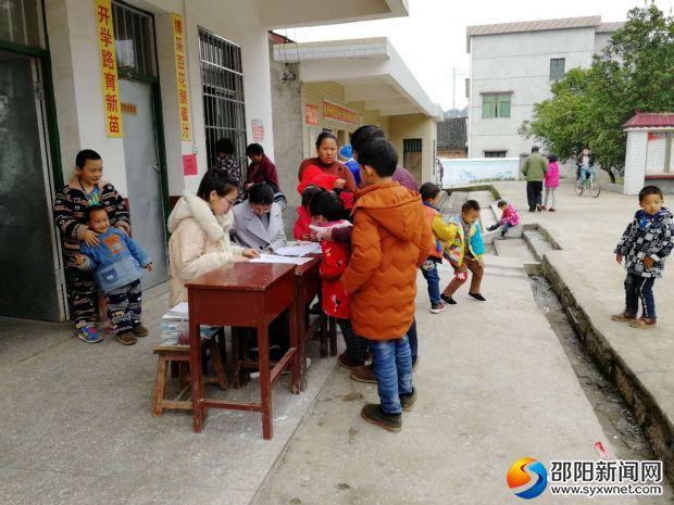 学生正在报名