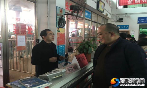 黄鑫在汽车北站咨询台接受旅客咨询