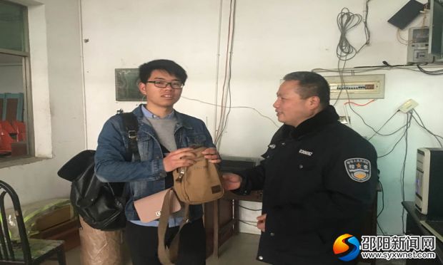 顾建军将行包交还给失主