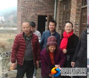 爱心车队为贫困户送慰问金