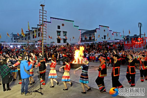 两地游客参加瑶乡元宵会
