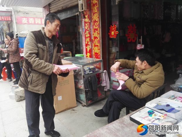 图为发放《关于严厉打击非法经营烟花爆竹经营的通告》