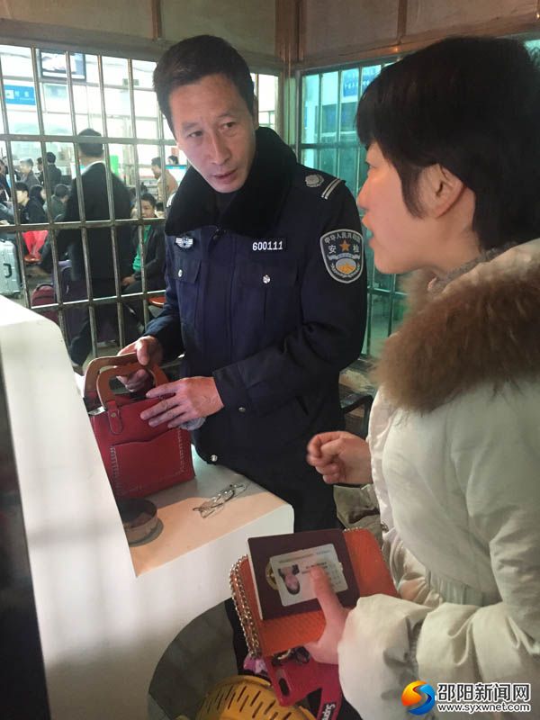 安检员廖光良与钟女士核对包内财物情况