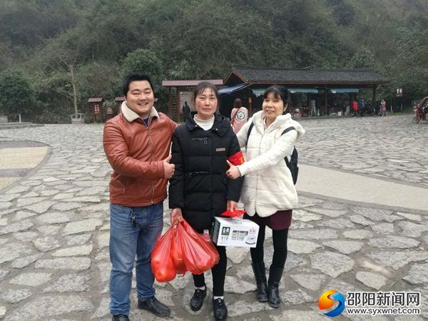 3.郑先生夫妇对拾金不昧的景区员工陈莲芳(中)赞不绝口。