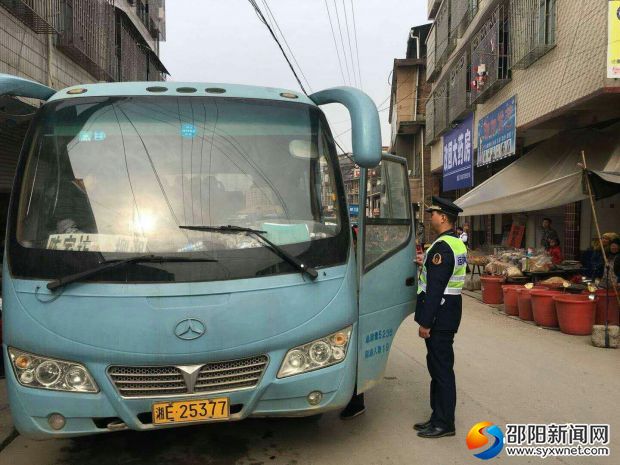 上图为:运政执法稽查人员在严格检查客运驾驶员及车辆的相关证件