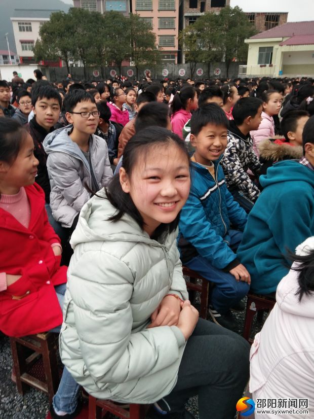 学生灿烂的笑容