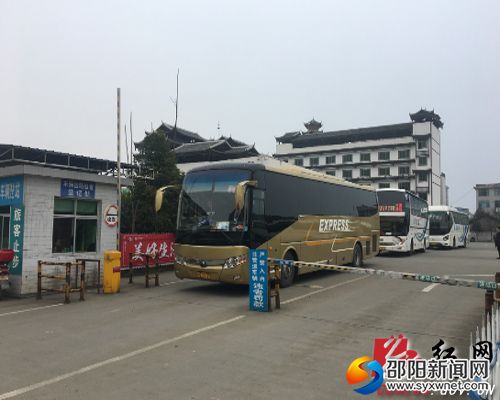 城步汽车北站发班客车有序接受出站检查