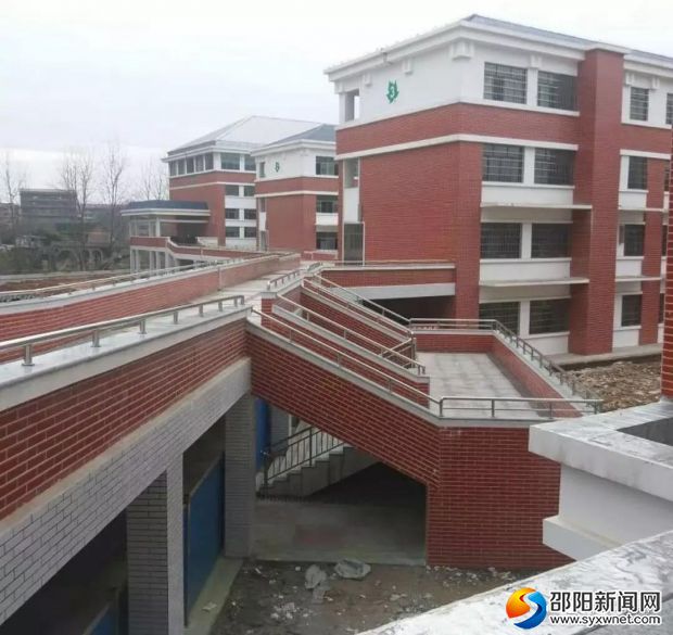 图为新建的学校