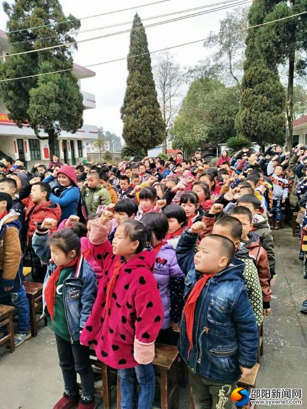 敬队礼的同学们