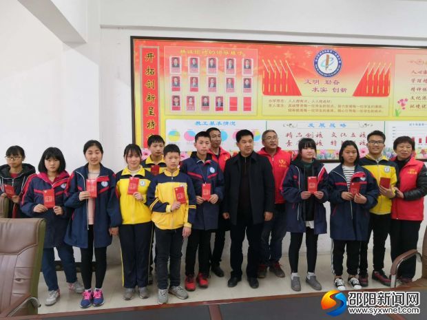 图为志愿者和学生合影留念