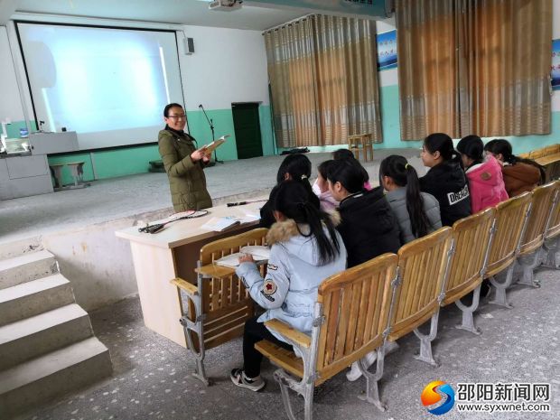 图为白云学校老师在上安全教育课