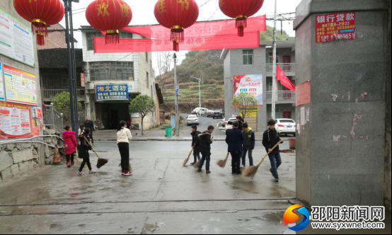 学生正在清扫大街