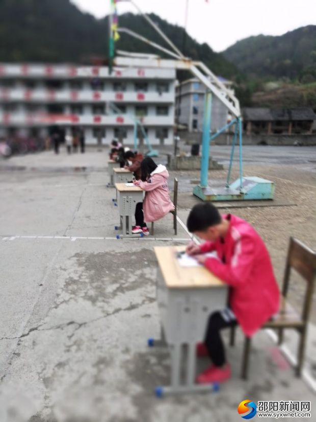 学生代表钢笔字书写表演