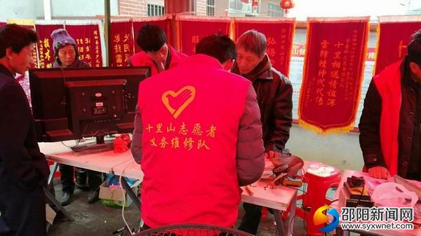 2018年3月5日隆回开展义务维修学雷锋活动01