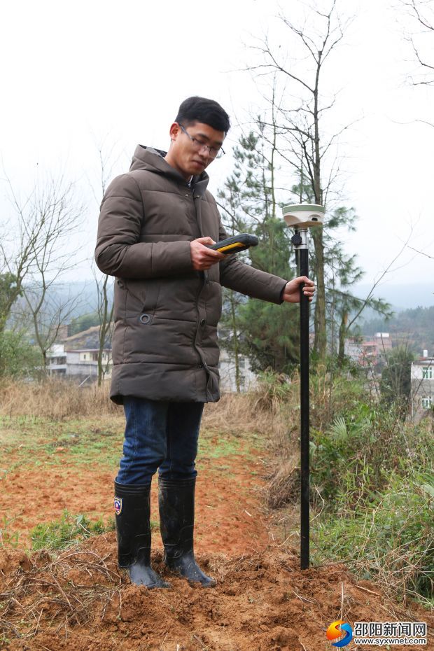 工作人员正在进行土地测量