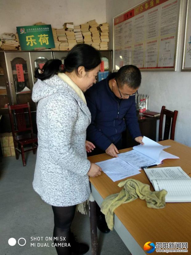 督查人员正在查看相关资料