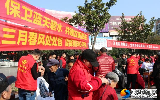 百富广场学雷锋活动行动日现场